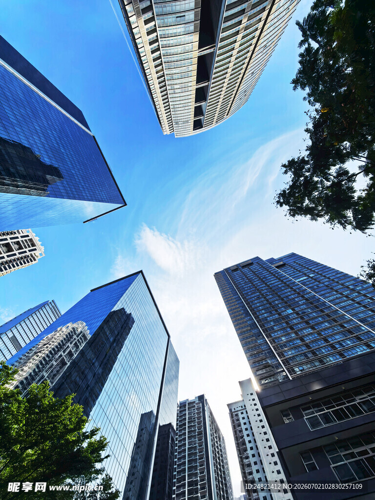 仰望都市高楼建筑群