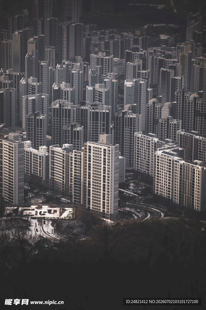 俯瞰林立的城市高楼
