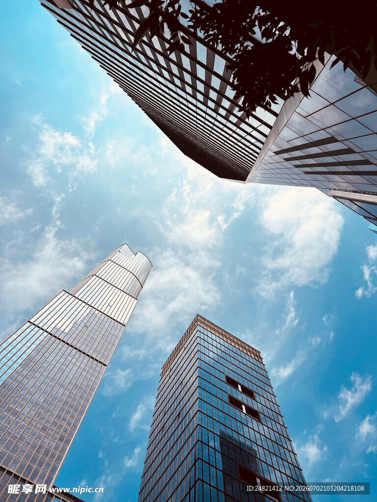 仰视都市摩天大楼景观
