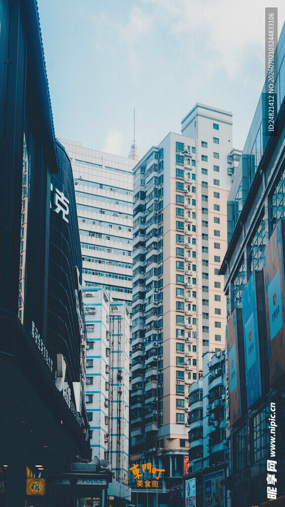 城市高楼间的街道风景