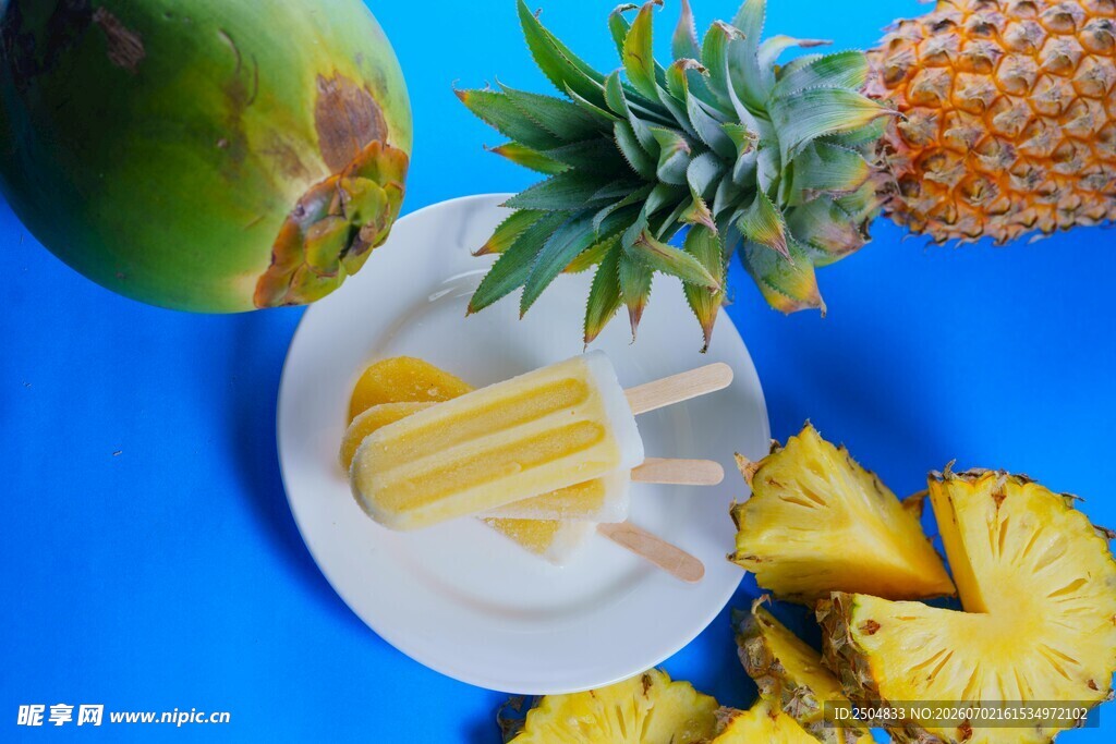 新鲜菠萝与椰子水果组合