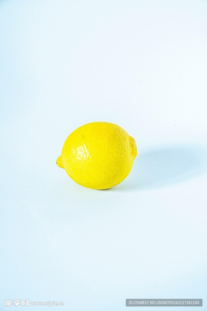 单个鲜柠檬特写