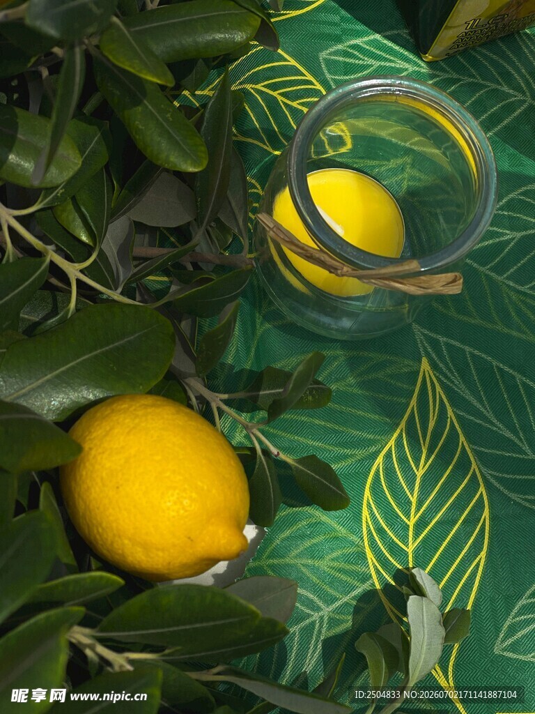 玻璃罐旁的新鲜柠檬