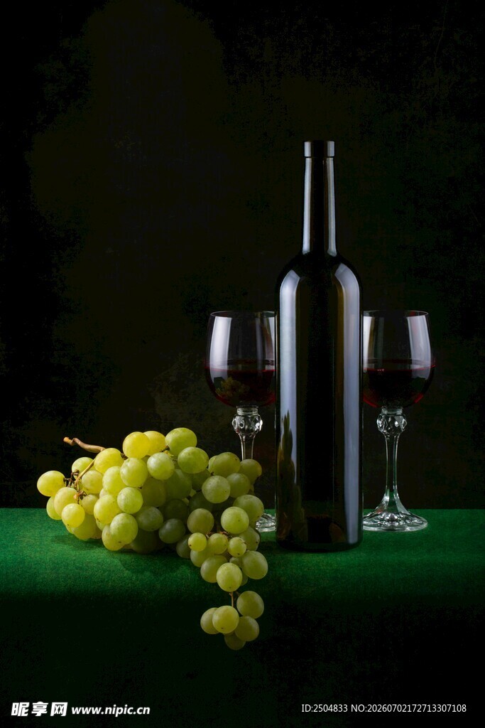 葡萄美酒与酒杯静物图