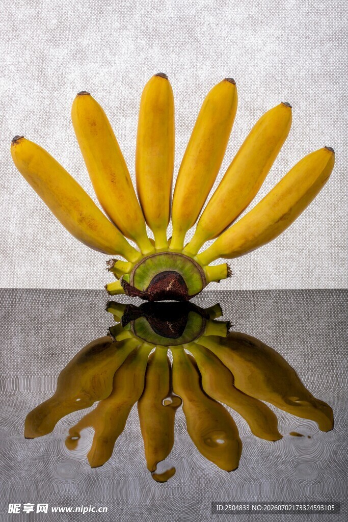 黄色香蕉摆成花状造型