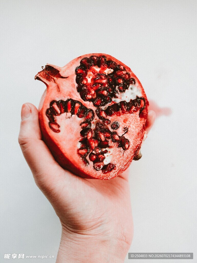 手捧多汁红石榴