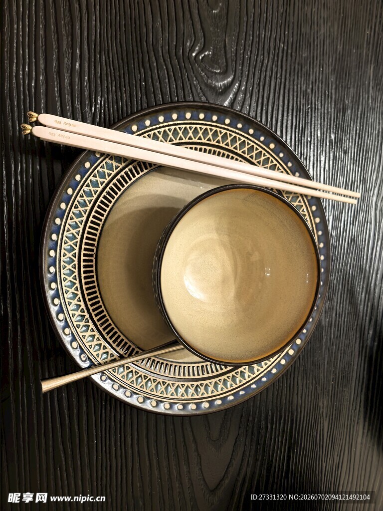 中式餐具与圆形物件组合