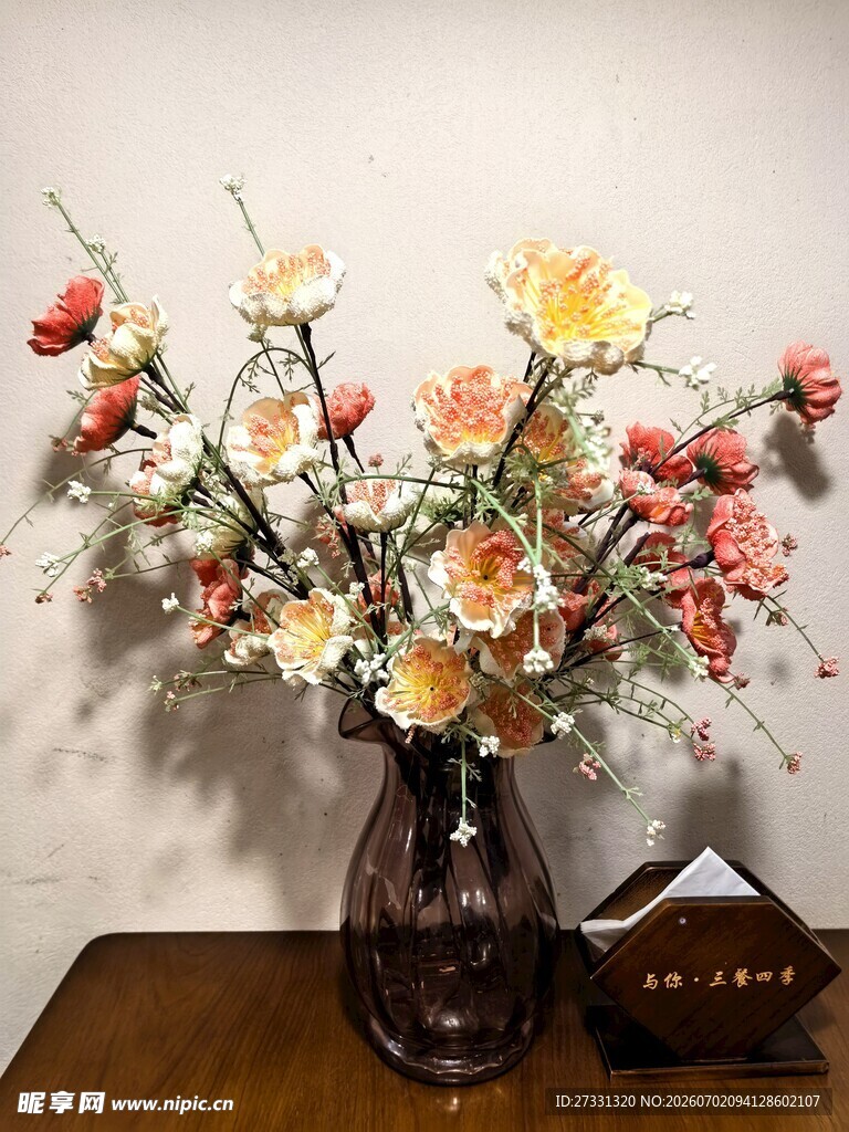 复古花瓶中的多彩花卉