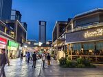 繁华都市商业街夜景