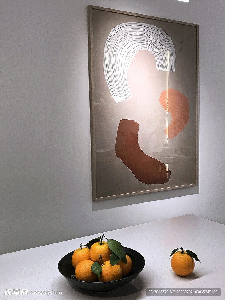 现代艺术展厅中的静物与画作
