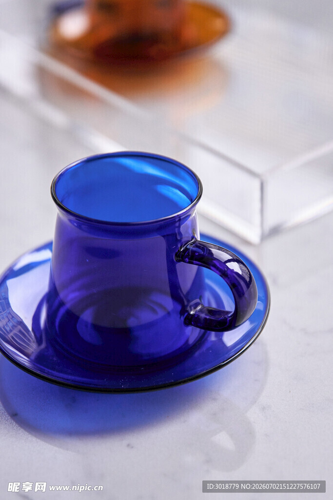 蓝色玻璃咖啡杯与托盘