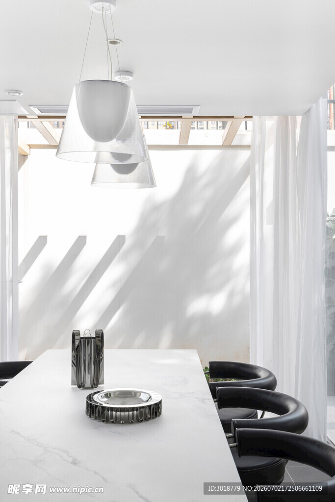 简约现代风格的室内餐桌场景