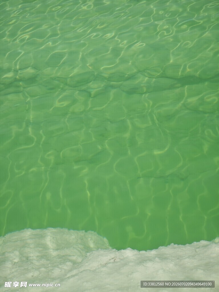绿色湖面