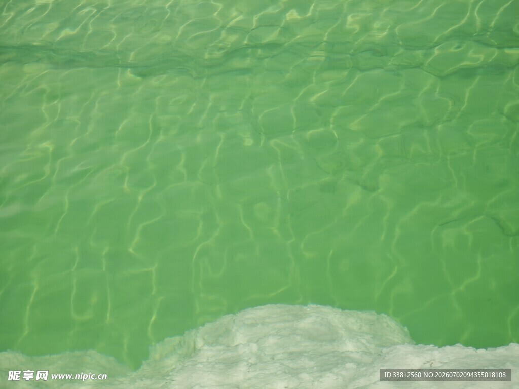 翠绿水面泛起白色浪花
