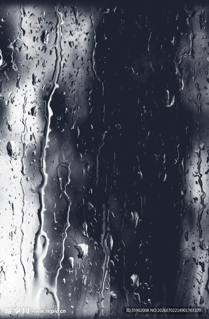 窗上雨滴朦胧黑白景致