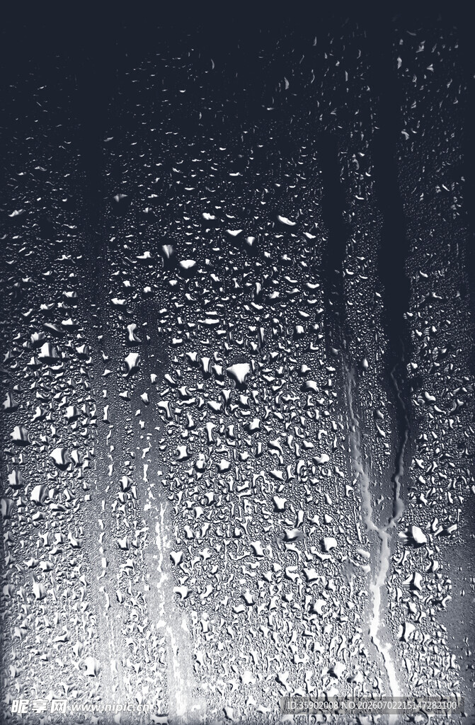 雨夜窗玻璃上的晶莹雨滴