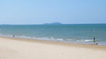 宁静海滩  远处海岛风光