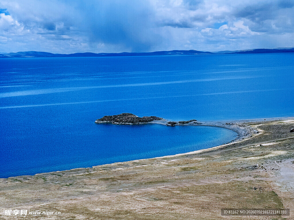 蓝色辽阔海域与岸边景致