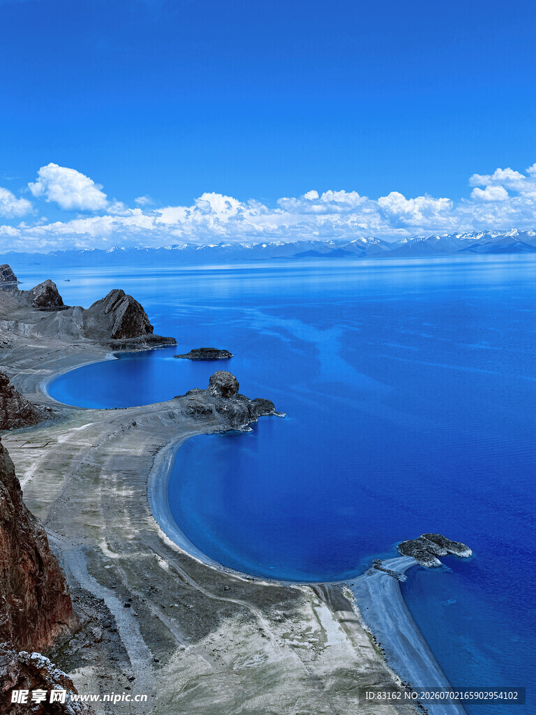 壮丽蓝色湖泊与岸边景观