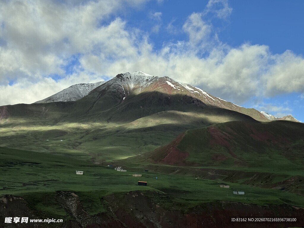 壮丽高山与蓝天白云景观