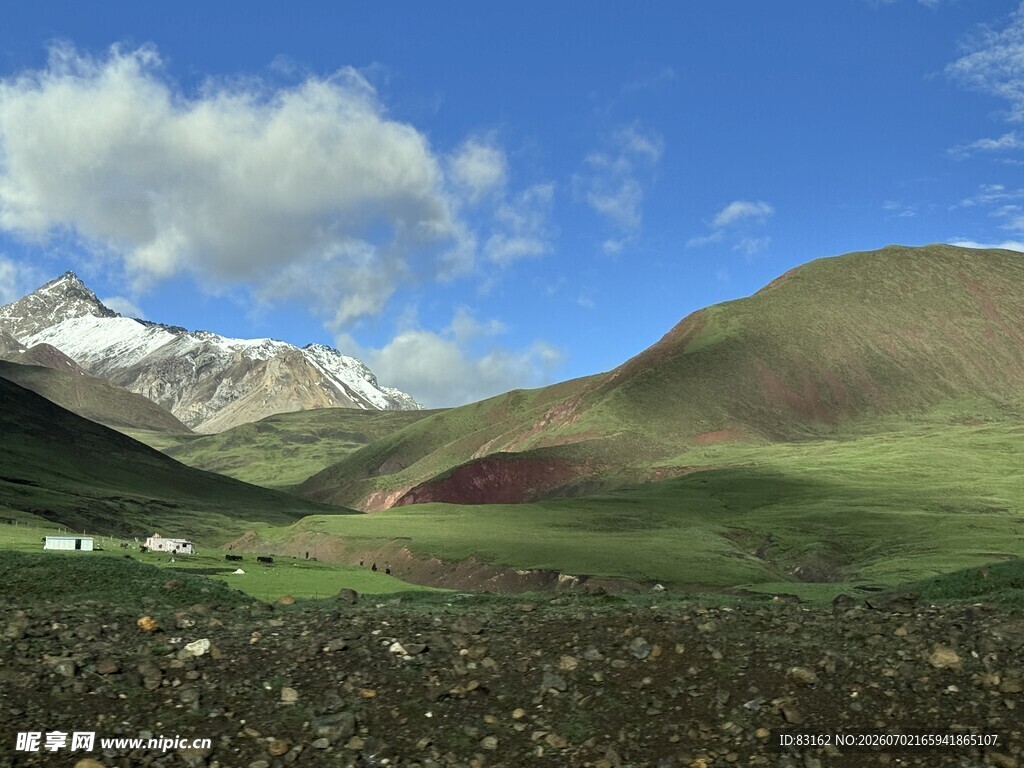 高山草原壮丽自然景观