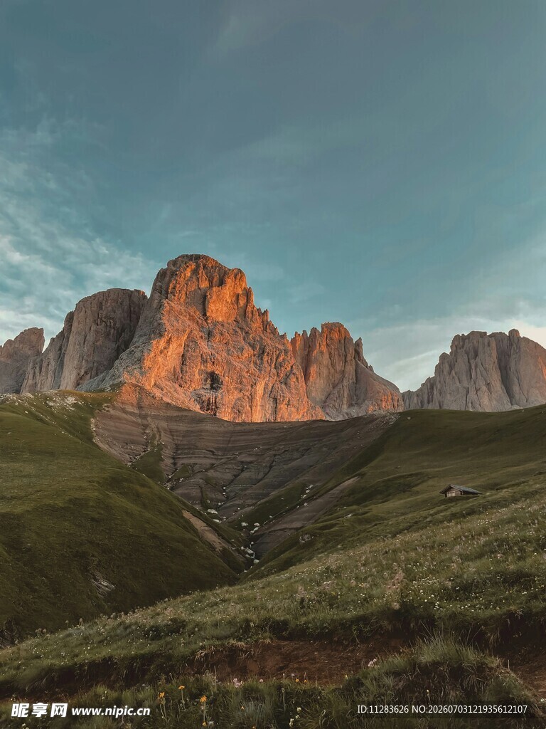 壮丽山景夕阳映照的奇峰
