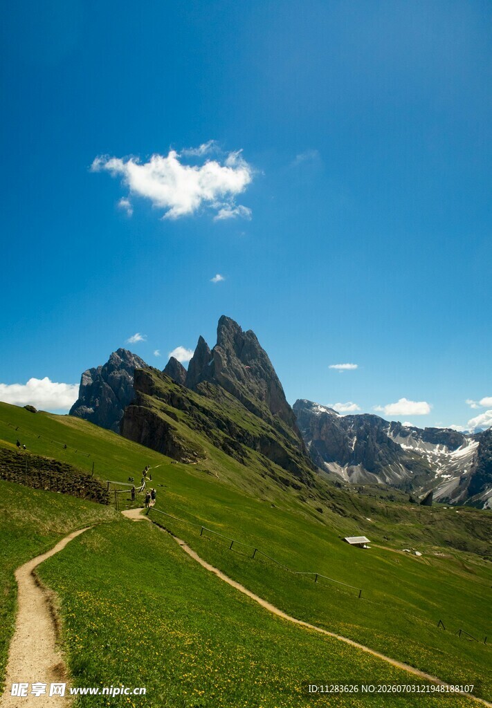 山间小径邂逅壮美山景