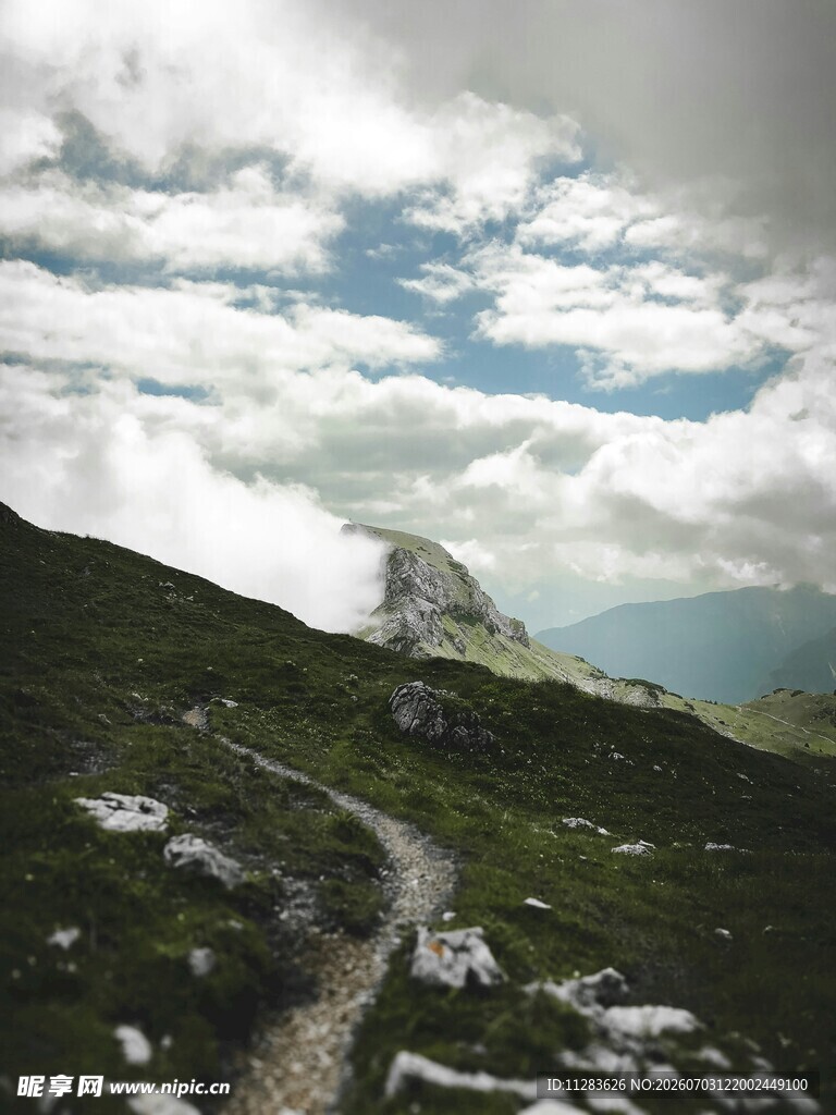 山间小径穿云海美景