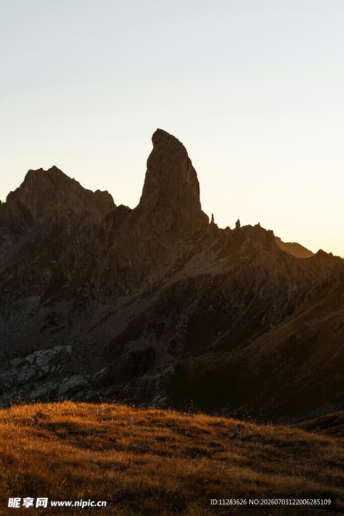 夕阳下的壮丽山峰