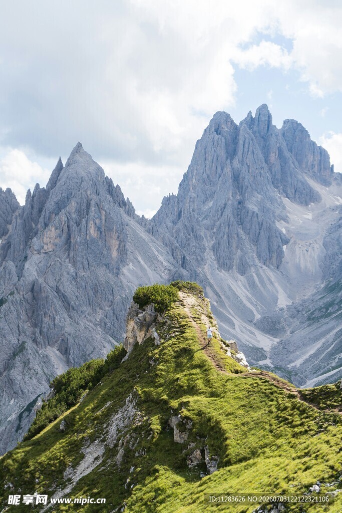 巍峨青山绿意点缀