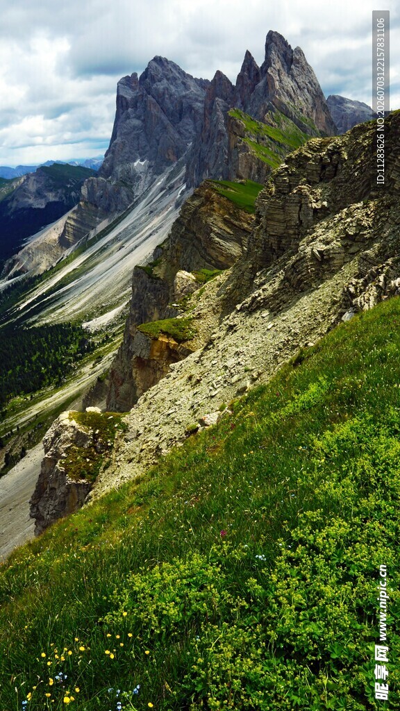 高山绿野间的壮丽景致