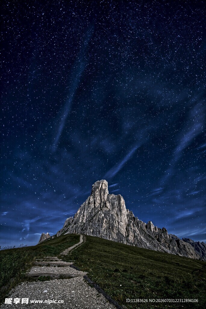 夜空下的巍峨山峰