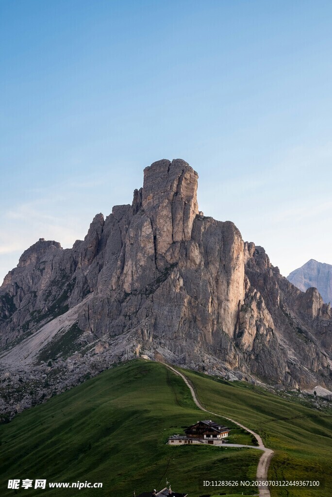 山间美景蜿蜒小路通奇峰