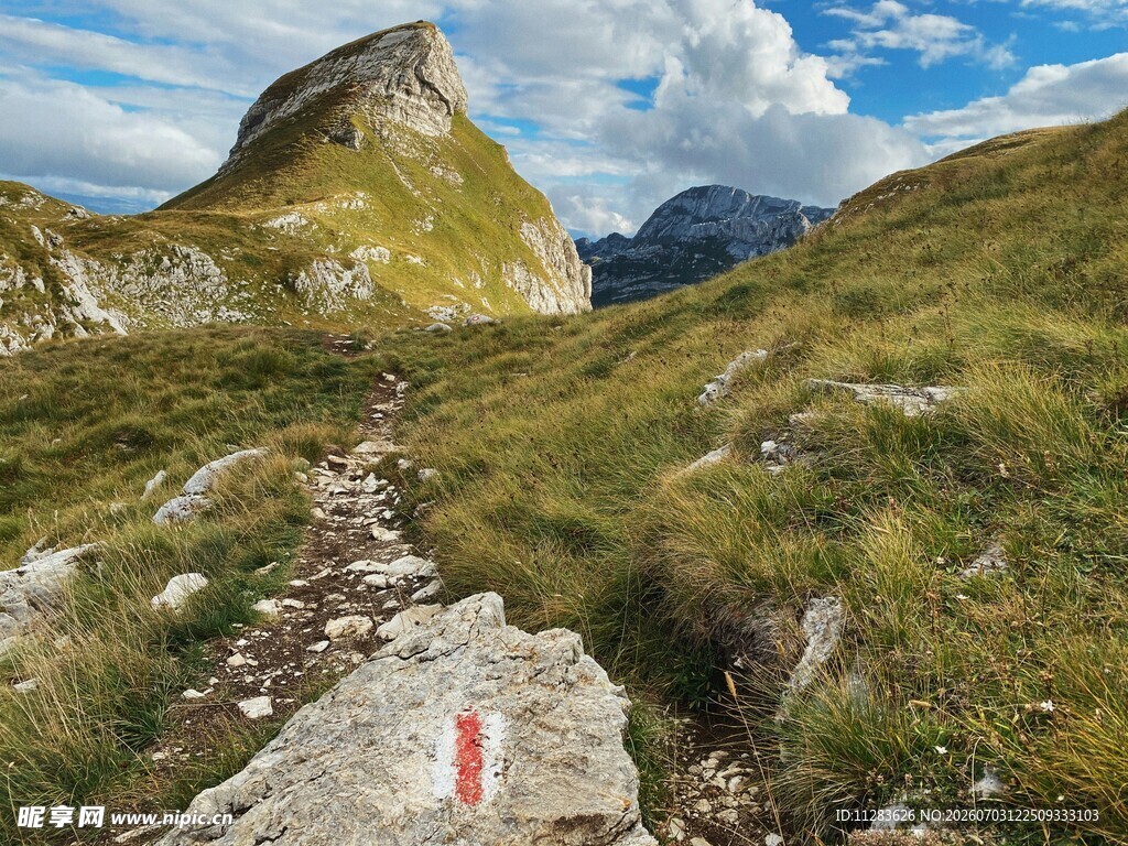 山间小径旁的秀丽山峰