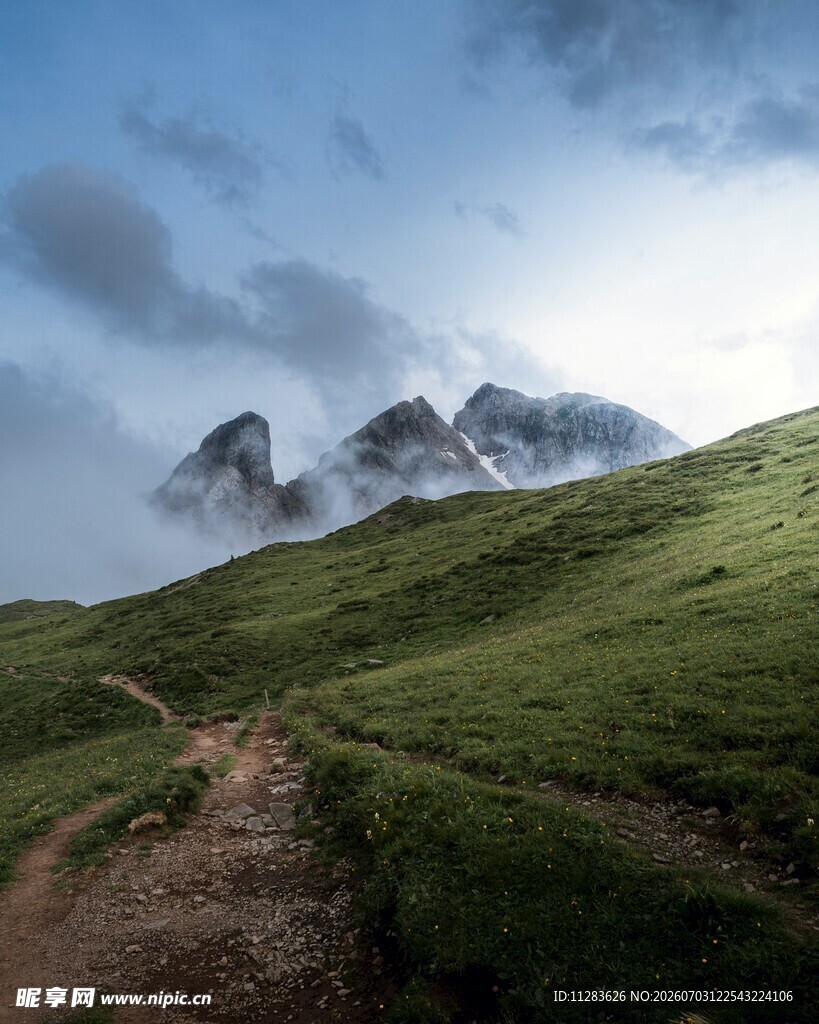 山间小径旁的秀丽山峦