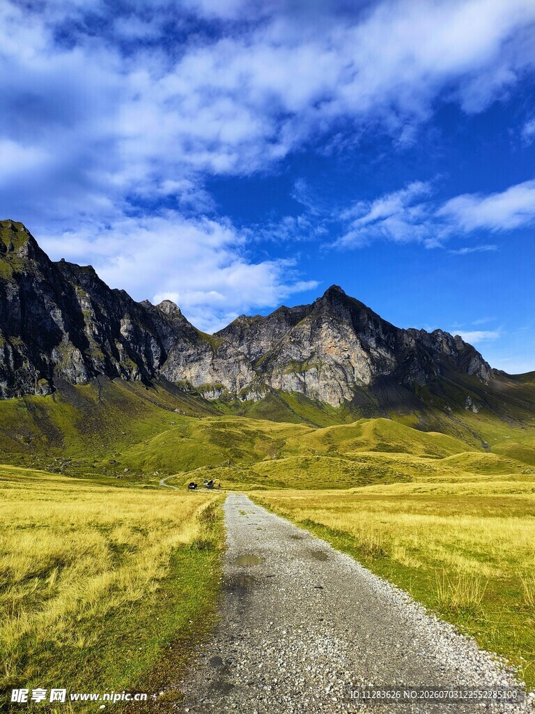山间小路邂逅绝美自然风光