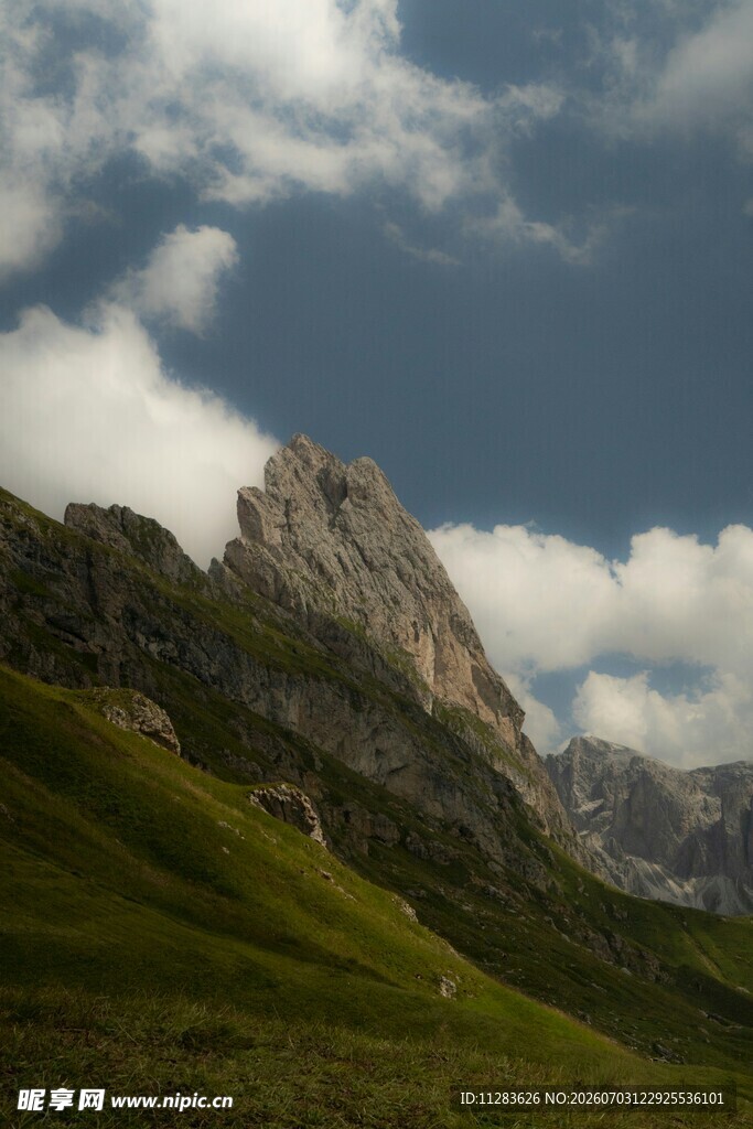 高山绿野间的壮丽美景