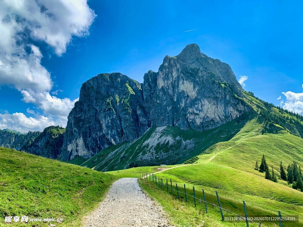 山间小径邂逅绿野青山