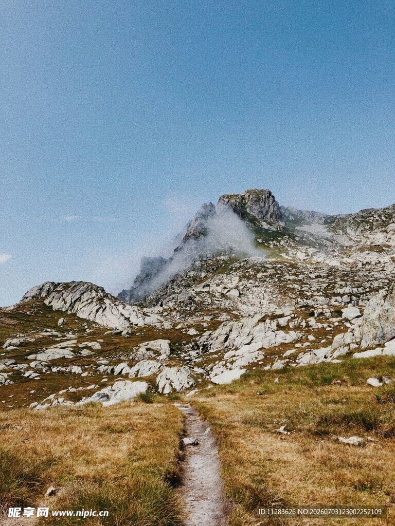 山间小径通往云雾缭绕山峰