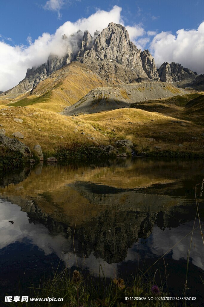高山湖泊美景