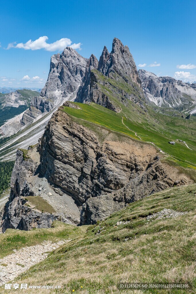 壮丽山景崎岖山路与峻峰