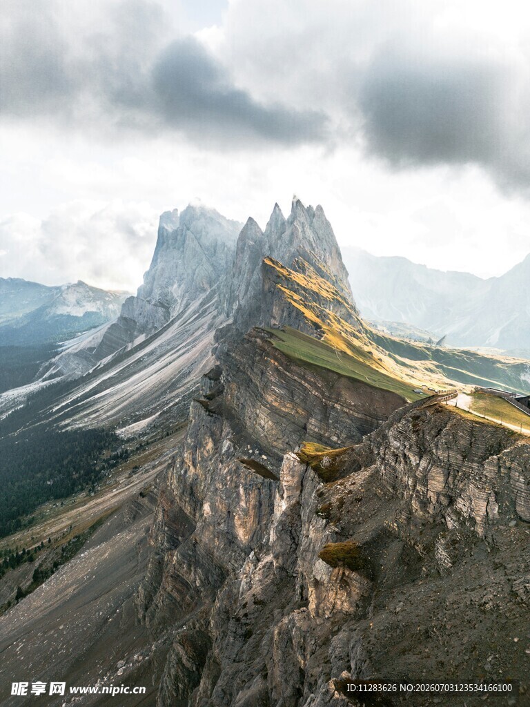 壮丽山景云雾缭绕的峰巅