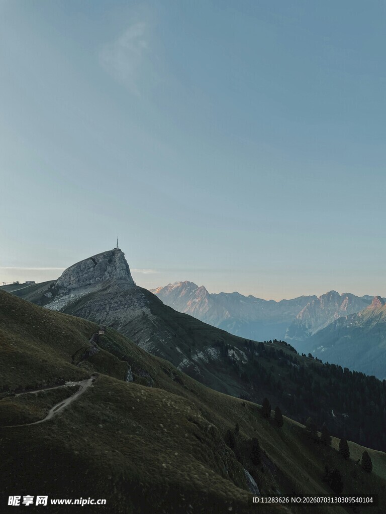 山间美景远眺巍峨山峰