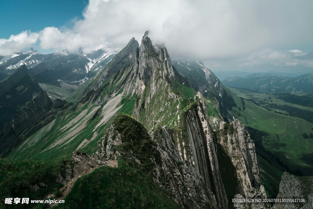 巍峨山峰云雾缭绕之景