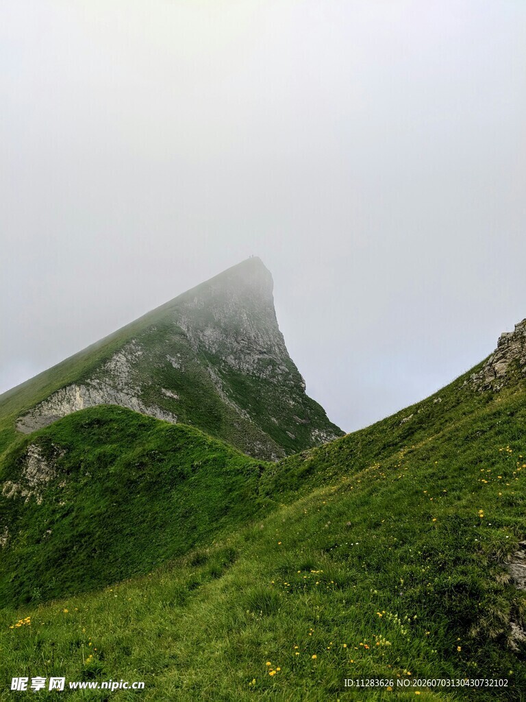 云雾缭绕的翠绿山峰