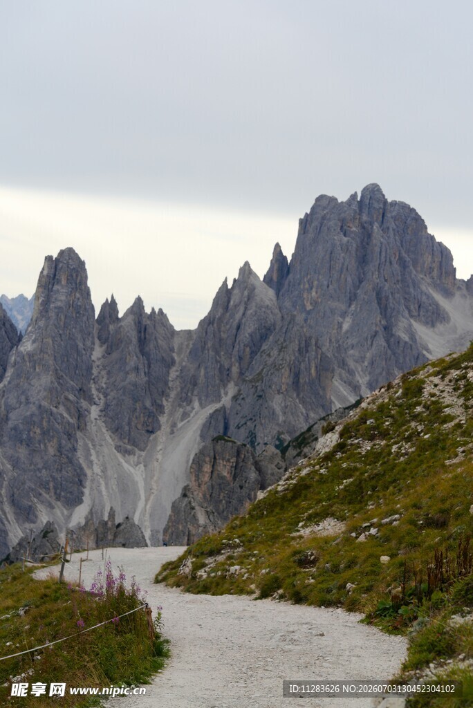 山间蜿蜒小路与壮丽山峰
