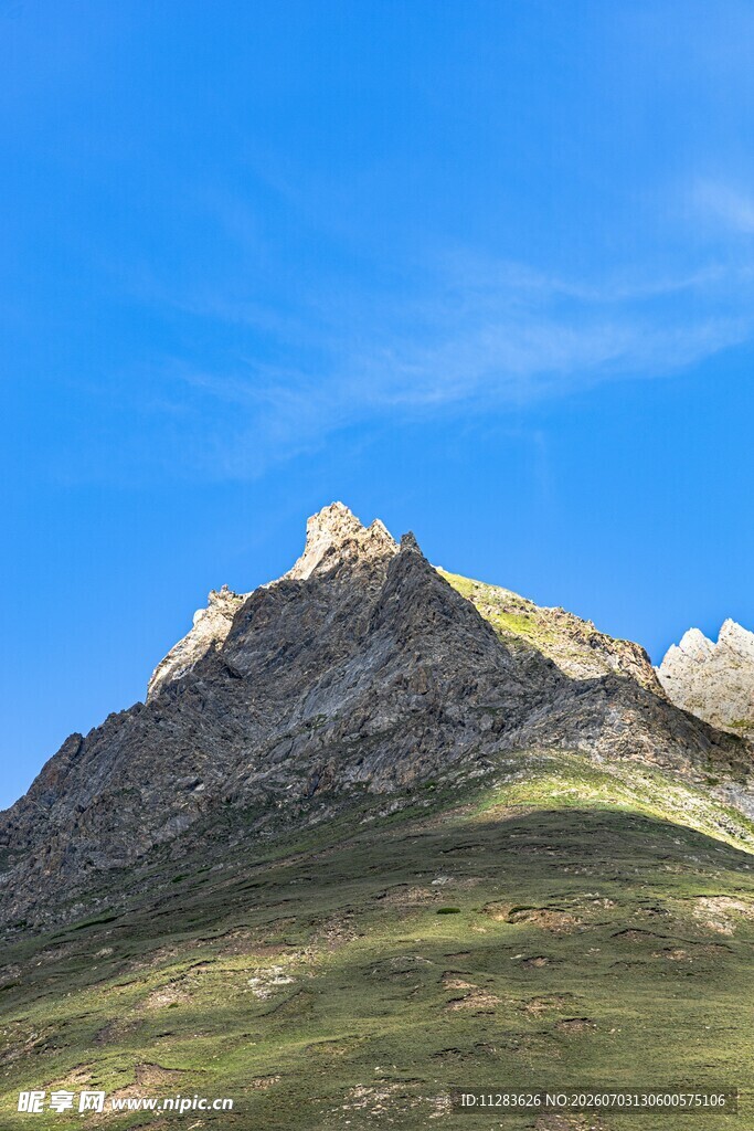 巍峨山峰映蓝天