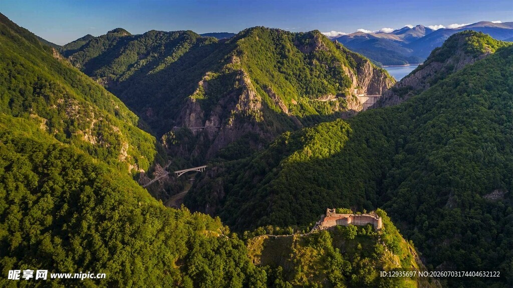 秋日山间美景