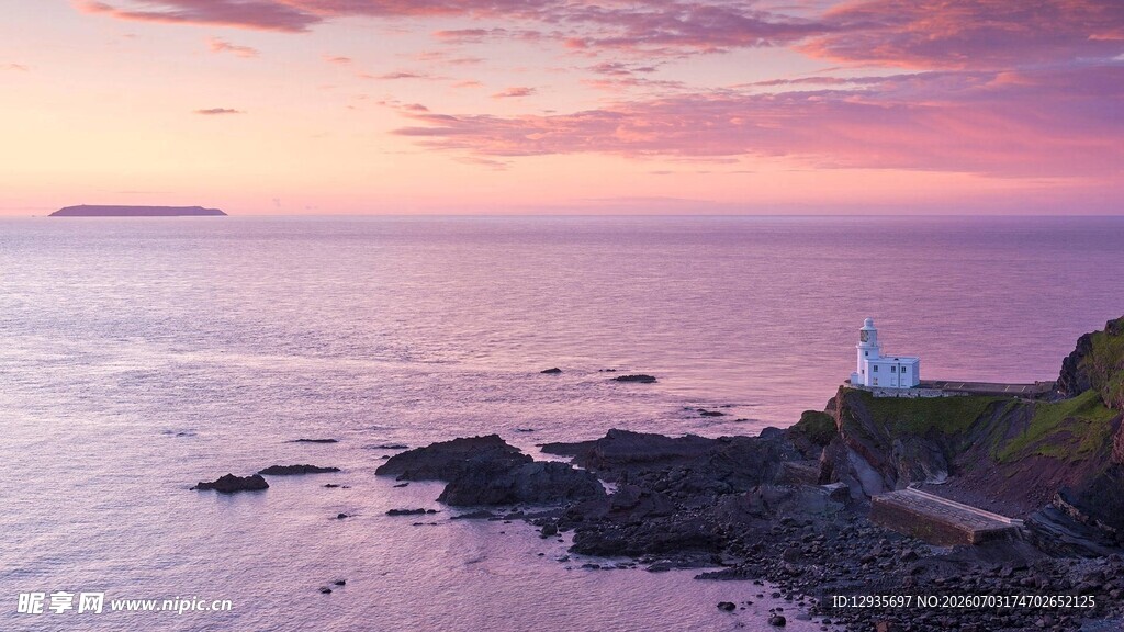 海边日落灯塔美景