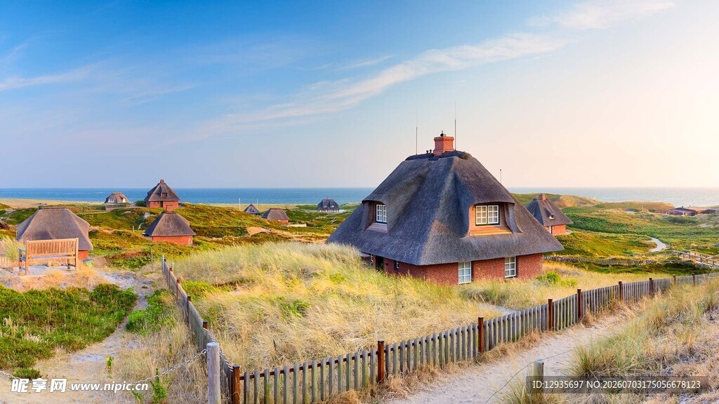 海边草顶小屋